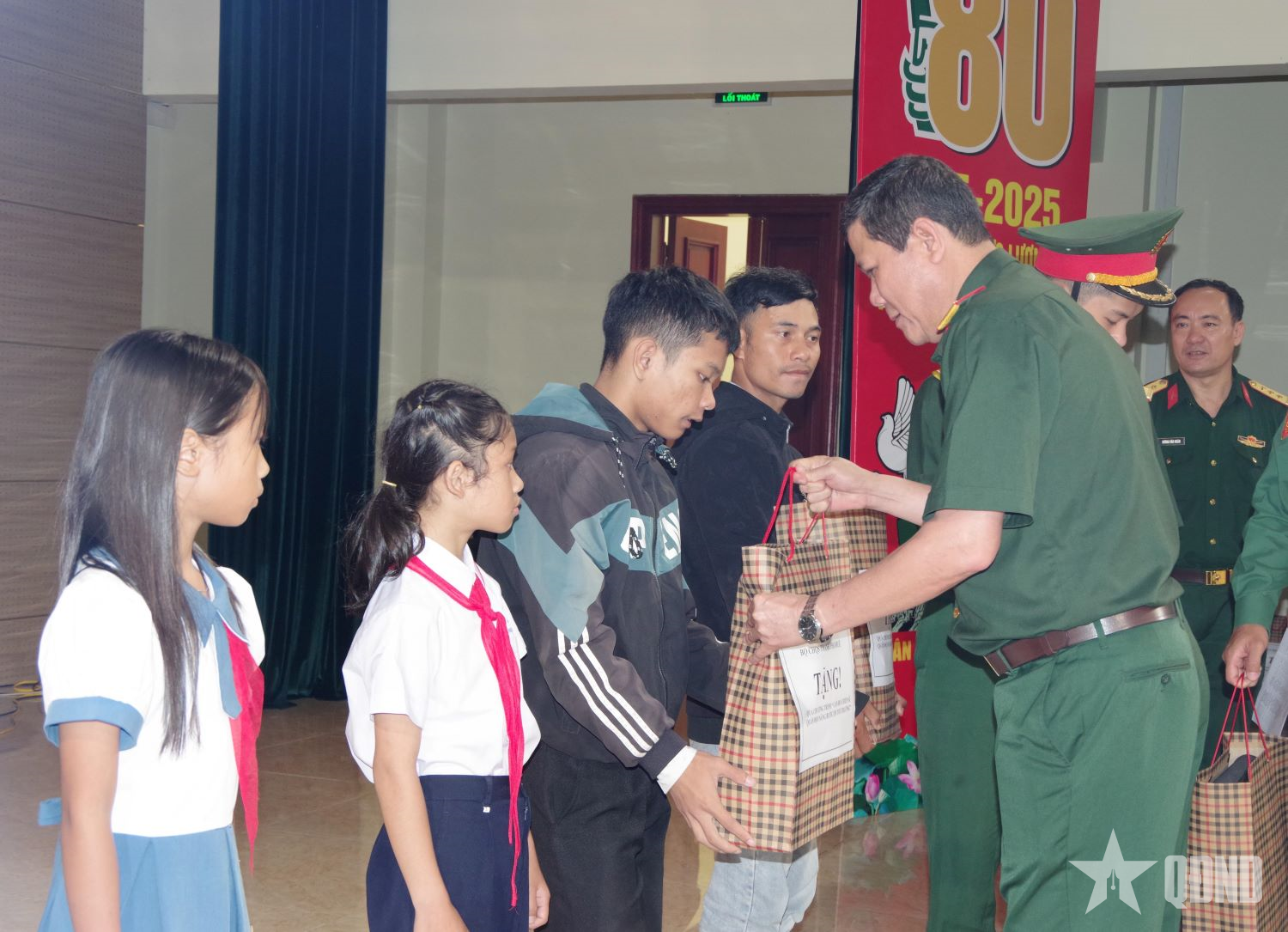 Trao kinh phí hỗ trợ Dự án “Cán bộ, chiến sĩ Quân đội nâng bước em tới trường” năm 2025